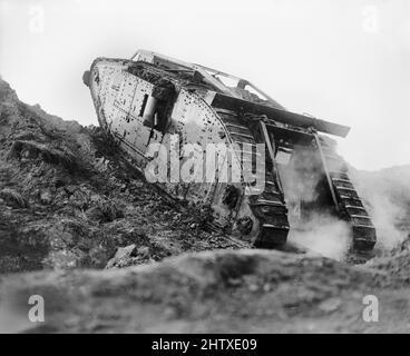 Tank F4 salita di un pendio presso la scuola di guida di carri armati durante l'addestramento speciale per la battaglia di Cambrai a Wailly, 21 ottobre 1917. Foto Stock