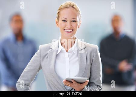 La tecnologia ha reso le nostre operazioni più efficienti. Ritratto di una fabbrica femminile manager in piedi con le braccia incrociate. Foto Stock