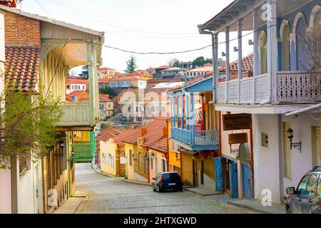Stretta strada acciottolata di Signagi con edifici tipici Foto Stock