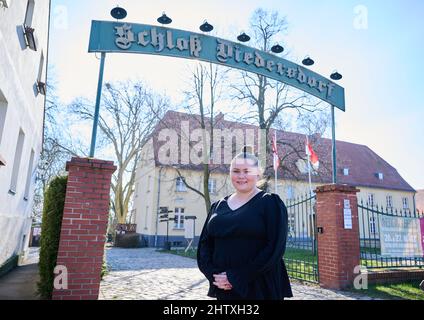 28 febbraio 2022, Brandeburgo, Großbeeren: Salina Worm, amministratore delegato di Schloss Diedersdorf, si trova di fronte al castello del padre. Egli ha citato in giudizio lo Stato di Brandeburgo per una compensazione insufficiente durante le chiusure di Corona. La causa è stata deferita alla Corte federale di giustizia il 03.03.2022. Foto: Annette Riedl/dpa Foto Stock