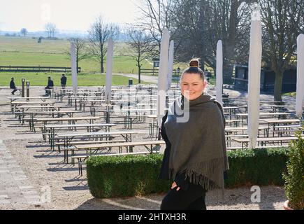 28 febbraio 2022, Brandeburgo, Großbeeren: Salina Worm, amministratore delegato di Schloss Diedersdorf, si trova di fronte alla birreria all'aperto del castello del padre. Quest'ultima ha citato in giudizio lo stato di Brandeburgo per un indennizzo insufficiente durante le chiusure di Corona. La causa è stata deferita alla Corte federale di giustizia il 03.03.2022. Foto: Annette Riedl/dpa Foto Stock