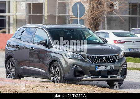 Side, Turchia - 13 febbraio 2022: Peugeot 3008 bianco è parcheggiato sulla strada in una giornata calda Foto Stock