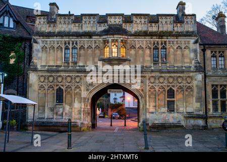 Great Malvern Priory Gatehouse Museum al tramonto. Great Malvern, Worcestershire, Inghilterra Foto Stock