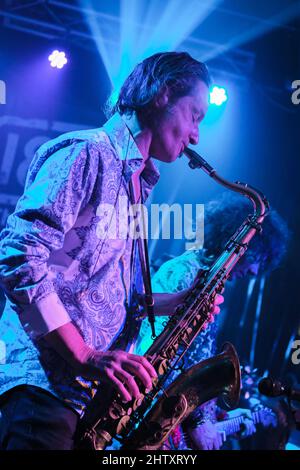 Southampton, Regno Unito. 02nd Mar 2022. Ian East, compositore, flautista e sassofono con la band Progressive Rock Gong del 1970s Franco-Inglese che si esibisce dal vivo sul palco al 1865. Credit: SOPA Images Limited/Alamy Live News Foto Stock