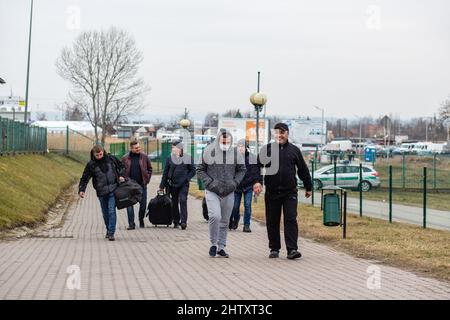 Medyka, Polonia. Marzo 3, 2022. Un gruppo di uomini si dirigono verso il checkpoint per attraversare il confine in Ucraina e combattere l'invasione russa iniziata il 24 febbraio 2022. Foto di Idhir Baha/ABACAPRESS.COM Foto Stock