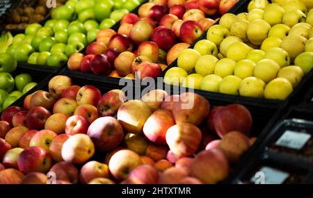 Mela biologica fresca in scaffale al supermercato, mercato agricolo. Frutta fresca in scaffale al supermercato. Banconi con mela fresca Foto Stock