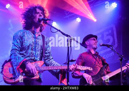 Southampton, Regno Unito. 02nd Mar 2022. Kavus Torabi (L) e Dave Sturt (R) con il gruppo Franco-britannico 1970s Progressive Rock Gong che si esibisce dal vivo sul palco al 1865. (Foto di Dawn Fletcher-Park/SOPA Images/Sipa USA) Credit: Sipa USA/Alamy Live News Foto Stock