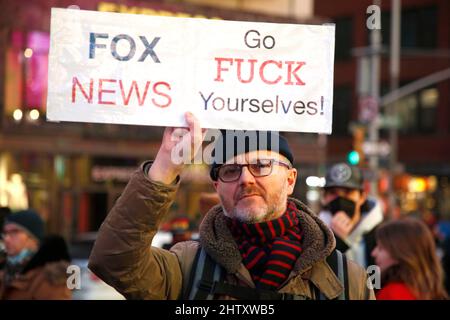 New York City, USA. 02nd Mar 2022. (NOTA DEI REDATTORI; l'immagine contiene profanità) i sostenitori dell'Ucraina si riuniscono con bandiere e segni durante un raduno a Times Square il 2 marzo 2022 a New York City USA. Gli ucraini e le persone dei paesi indoeuroopei si sono riuniti in solidarietà contro il presidente russo Vladimir Putin una settimana dopo aver ordinato l'invasione dell'Ucraina. (Foto di John Lamparski/Sipa USA) Credit: Sipa USA/Alamy Live News Foto Stock