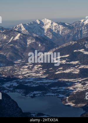 Paesaggio invernale, cime innevate, di fronte al villaggio di Bad Goisern e al lago Hallstatt, vista da Krippenstein, Salzkammergut, Austria superiore, Austria Foto Stock