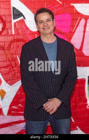 NEW YORK, NEW YORK - MARZO 02: James Sanna, presidente/CEO di Running Subway, partecipa alla grande cerimonia di apertura ufficiale di RiseNY come l'attrazione più recente di New York, combinando un'escursione che porta i visitatori in un'avventura aerea mozzafiato sulla Grande Mela con coinvolgenti gallerie espositive che raccontano la storia della città il 02 marzo 2022 a New York City. Credit: Ron Adar/Alamy Live News Foto Stock