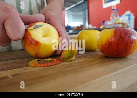 Cucina sveva, preparazione frittelle di mele, buccia mela, frutta per dessert, dessert, Dessert, mani degli uomini, coltello, Germania Foto Stock