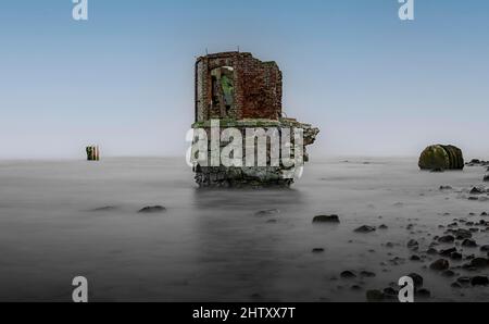 Rovina, lunga esposizione della vecchia casa di indicatore di marea a Capo Arkona sull'isola di Ruegen, Ruegen, Meclemburgo-Pomerania occidentale, Germania Foto Stock