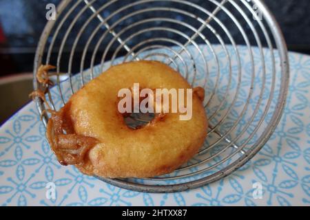 Cucina sveva, preparazione frittelle di mele, anello di mele sulla skimmer, forno grasso, dessert, dessert, Germania Foto Stock