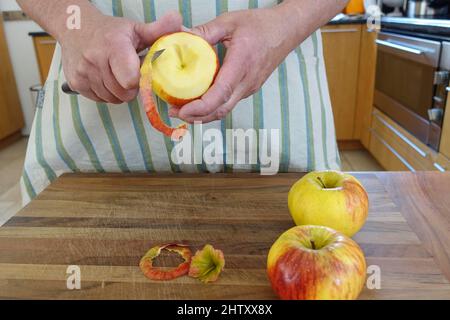 Cucina sveva, preparazione frittelle di mele, buccia mela, frutta per dessert, dessert, Dessert, mani degli uomini, coltello, Germania Foto Stock
