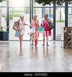 È il momento di fare acquisti. Sparo a tutta lunghezza di tre donne anziane fuori su una Sprea shopping. Foto Stock