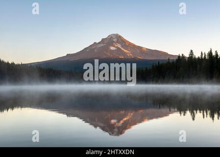 Riflesso del vulcano Mt Hood nel lago Trillium, all'alba, Oregon, USA Foto Stock