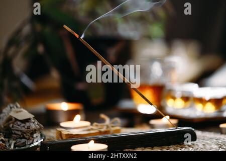 Aroma bruciante incenso bastone. Relax, stress sollievo, meditazione fumo, rinfrescante, sensualità energizzante incenso per aromaterapia con candela Foto Stock