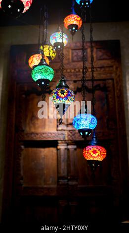 lampade turche appendono nel caffè Foto Stock