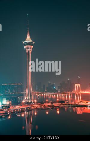 Alta torre di notte, paesaggio urbano, Macau Foto Stock