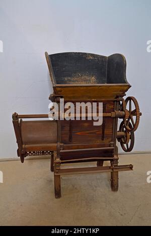 Attrezzature storiche, presse per il vino, pompe per il vino, Bodega El Grifo, la Geria, Lanzarote, Isole Canarie, Spagna Foto Stock