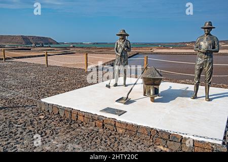 Estrazione del sale marino, Salinas de Janubio, la Hoya, Lanzarote, Isole Canarie, Isole Canarie, Spagna Foto Stock