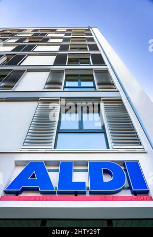 Logo del discount Aldi in un nuovo edificio a Mitte, Berlino, Germania Foto Stock