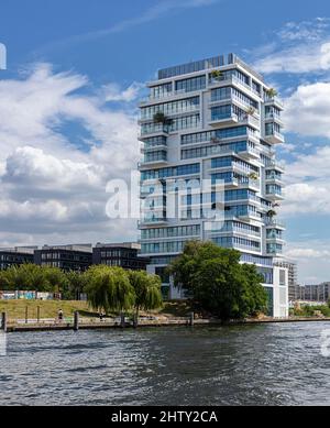 I livelli di vita si innalzano su Muehlenstrasse e sulle rive della Spree a Friedrichshain, Berlino, Germania Foto Stock