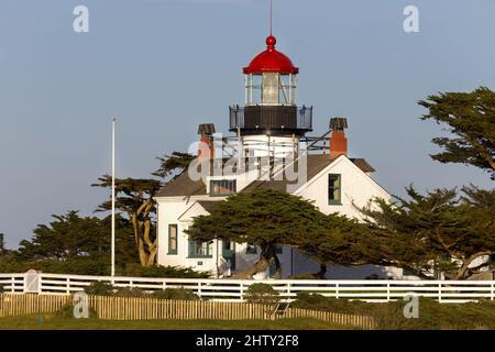 Facciata storica del faro di Point Pinos, la più antica casa luminosa a funzionamento continuo. Costa occidentale degli Stati Uniti, Pacific Grove Monterey, California Foto Stock