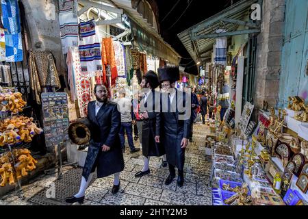 Ebrei ortodossi, negozi di souvenir, Bazaar, David Street, Città Vecchia, Gerusalemme, Israele Foto Stock