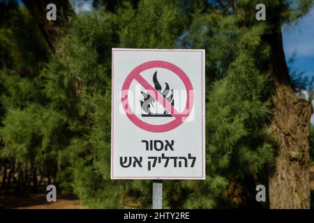 Cartello di pericolo incendi boschivi, Caesarea, Israele Foto Stock