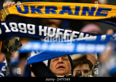 Foulard Ucraina, Fanblock TSG 1899 Hoffenheim, PreZero Arena, Sinsheim, Baden-Wuerttemberg, Germania Foto Stock