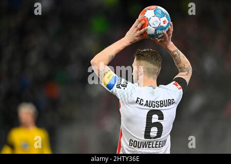 Jeffrey Gouweleeuw FC Augsburg FCA con la fascia da braccio del capitano nei colori nazionali dell'Ucraina, bandiera, come azione di protesta contro Russaland, Ucraina Foto Stock