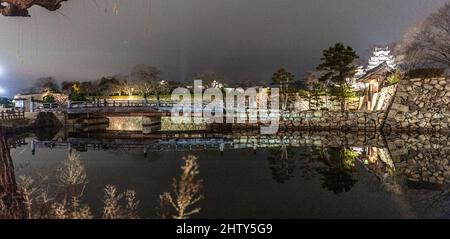 Himeji, Giappone - 7 gennaio 2020. Foto notturna esterna del castello di Himeji in Giappone. Himeji è uno dei pochi castelli giapponesi ancora costruiti tradizionalmente. E' una delle maggiori attrazioni turistiche. Foto Stock