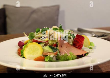 Primo piano prosciutto con pancetta e formaggio Caesar insalata Foto Stock