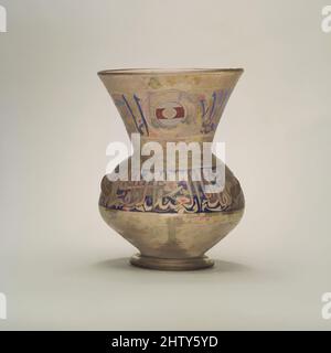Arte ispirata dalla lampada della moschea di Amir Ahmad al-Mihmandar, ca. 1325, attribuito all'Egitto o alla Siria, vetro, incolore con tinta marrone; piede soffiato, piegato, stoppino applicato e maniglie, smaltati e dorati, H. 10 1/2in. (26,7cm), Glass, secondo la sua iscrizione, Ahmad al-Mihmandar (d, opere classiche modernizzate da Artotop con un tuffo di modernità. Forme, colore e valore, impatto visivo accattivante sulle emozioni artistiche attraverso la libertà delle opere d'arte in modo contemporaneo. Un messaggio senza tempo che persegue una nuova direzione selvaggiamente creativa. Artisti che si rivolgono al supporto digitale e creano l'NFT Artotop Foto Stock