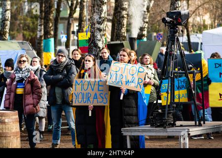 Belle ragazze durante una manifestazione pacifica contro la guerra, Putin e la Russia a sostegno dell’Ucraina, con persone, cartelli e bandiere. Stop War Foto Stock
