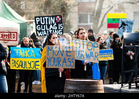 Belle ragazze durante una manifestazione pacifica contro la guerra, Putin e la Russia a sostegno dell’Ucraina, con persone, cartelli e bandiere. Stop War Foto Stock