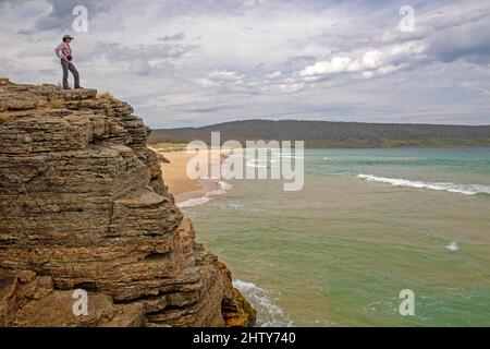 Escursionista in cima alle scogliere sulla passeggiata a Capo Queen Elizabeth Foto Stock