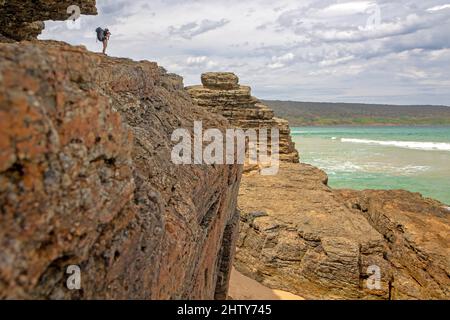 Escursionista in cima alle scogliere sulla passeggiata a Capo Queen Elizabeth Foto Stock