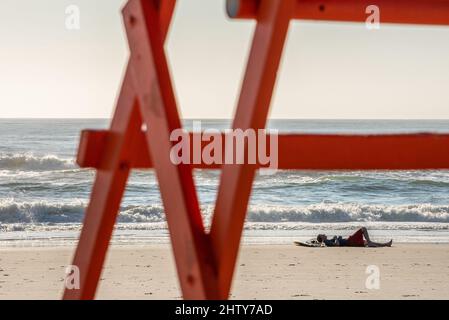 Surf riposato sulla spiaggia dopo una sessione di surf di prima mattina a Jacksonville Beach nel nord-est della Florida. (USA) Foto Stock