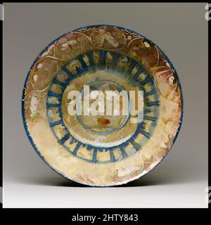 Arte ispirata da Bowl, 13th secolo, attribuita a Iran, Kashan, Stonepaste; Overglaze dipinta in lucentezza su uno smalto bianco opaco, alto 3,5 poll. (8,9 cm), Ceramica, questa ciotola combina le caratteristiche più distintive della lustereria prodotta in Kashan: Figure lunari; poesia in naskhi, opere classiche modernizzate da Artotop con un tuffo di modernità. Forme, colore e valore, impatto visivo accattivante sulle emozioni artistiche attraverso la libertà delle opere d'arte in modo contemporaneo. Un messaggio senza tempo che persegue una nuova direzione selvaggiamente creativa. Artisti che si rivolgono al supporto digitale e creano l'NFT Artotop Foto Stock