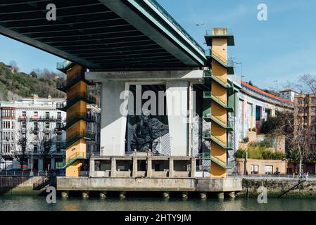 Bilbao, Spagna - 13 febbraio 2022: Ponte di la Salve accanto al Museo Guggenheim Foto Stock