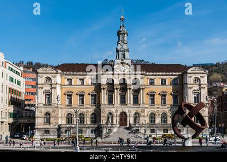 Bilbao, Spagna - 13 febbraio 2022: Veduta esterna del municipio di Bilbao Foto Stock