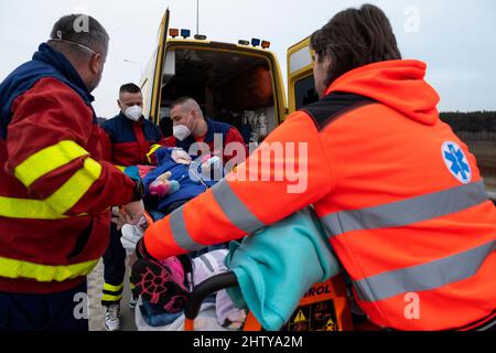 Korczowa, Polonia. 02nd Mar 2022. I soccorritori minerari di Ostrava hanno preso in consegna una bambina di sette anni gravemente disabile Jaroslava Zunova da Kiev al confine polacco-ucraino che attraversa Korczowa-Krakovets, il 2 marzo 2022, che sarà curata nella Repubblica Ceca. La famiglia ucraina fugge prima della guerra, temendo che in tempo non troverà medicine per un bambino malato. Credit: Ondrej Deml/CTK Photo/Alamy Live News Foto Stock