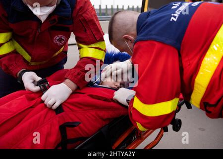 Korczowa, Polonia. 02nd Mar 2022. I soccorritori minerari di Ostrava hanno preso in consegna una bambina di sette anni gravemente disabile Jaroslava Zunova da Kiev al confine polacco-ucraino che attraversa Korczowa-Krakovets, il 2 marzo 2022, che sarà curata nella Repubblica Ceca. La famiglia ucraina fugge prima della guerra, temendo che in tempo non troverà medicine per un bambino malato. Credit: Ondrej Deml/CTK Photo/Alamy Live News Foto Stock