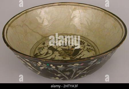 Arte ispirata da Bowl, 18th secolo, made in Iran, Stonepaste; smaltato, H. 4 1/8 poll. (10,5 cm), Ceramica, opere classiche modernizzate da Artotop con un tuffo di modernità. Forme, colore e valore, impatto visivo accattivante sulle emozioni artistiche attraverso la libertà delle opere d'arte in modo contemporaneo. Un messaggio senza tempo che persegue una nuova direzione selvaggiamente creativa. Artisti che si rivolgono al supporto digitale e creano l'NFT Artotop Foto Stock