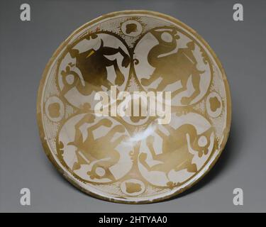 Arte ispirata da Bowl con l'immagine di quattro cammelli, 10th secolo, attribuita all'Iraq, Earthenware; lustro-dipinto su uno smalto bianco opaco, H. 2 1/2 pollici. (6,4 cm), Ceramica, ciotole dipinte di lucentezza realizzate in Abbasid Iraq spesso presentavano rappresentazioni di uccelli, bestie mitiche, esseri umani, opere classiche modernizzate da Artotop con un tuffo di modernità. Forme, colore e valore, impatto visivo accattivante sulle emozioni artistiche attraverso la libertà delle opere d'arte in modo contemporaneo. Un messaggio senza tempo che persegue una nuova direzione selvaggiamente creativa. Artisti che si rivolgono al supporto digitale e creano l'NFT Artotop Foto Stock