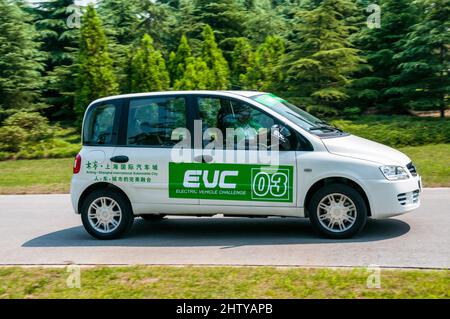 La Fiat Multipla ha basato Zotye M300 EV, un primo EV cinese, guidato nella zona EV di Anting, Shanghai, Cina. Foto Stock