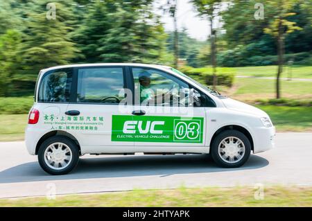 La Fiat Multipla ha basato Zotye M300 EV, un primo EV cinese, guidato nella zona EV di Anting, Shanghai, Cina. Foto Stock