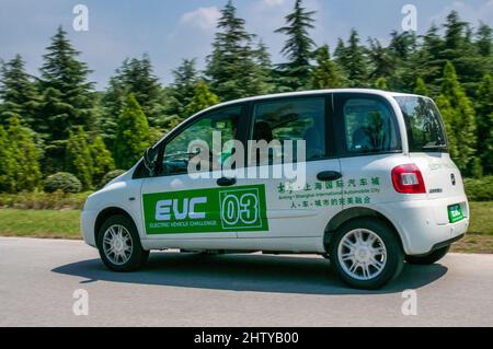 La Fiat Multipla ha basato Zotye M300 EV, un primo EV cinese, guidato nella zona EV di Anting, Shanghai, Cina. Foto Stock